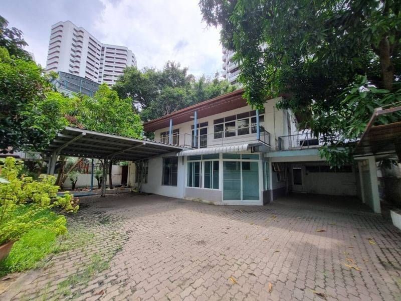 Studio House  in Khlong Tan Nuea, Vadhana, Bangkok - Image 1