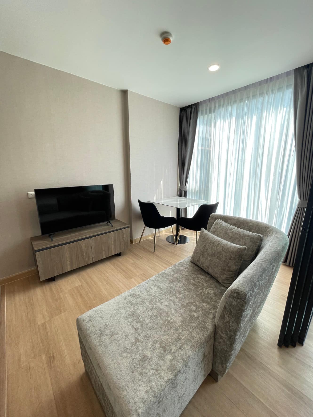 LLoyd Soonvijai Condo - Image 1
