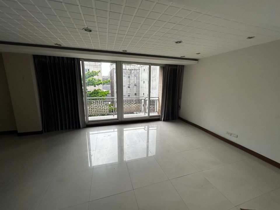  Retail Space  in Sam Sen Nok, Huai Khwang, Bangkok - Image 3