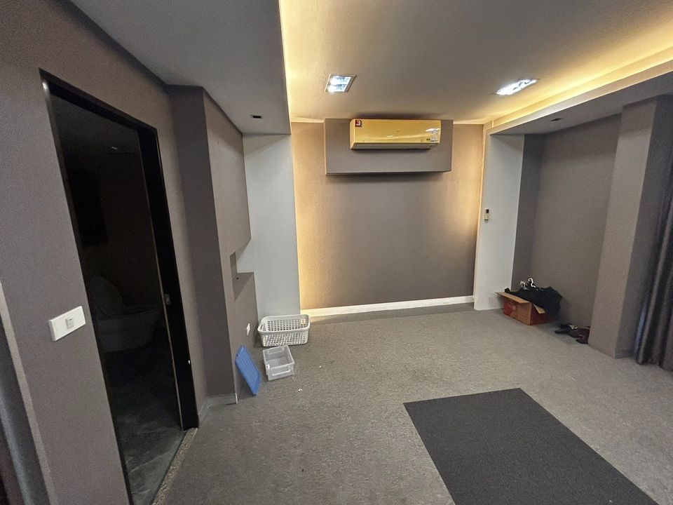  Retail Space  in Sam Sen Nok, Huai Khwang, Bangkok - Image 14