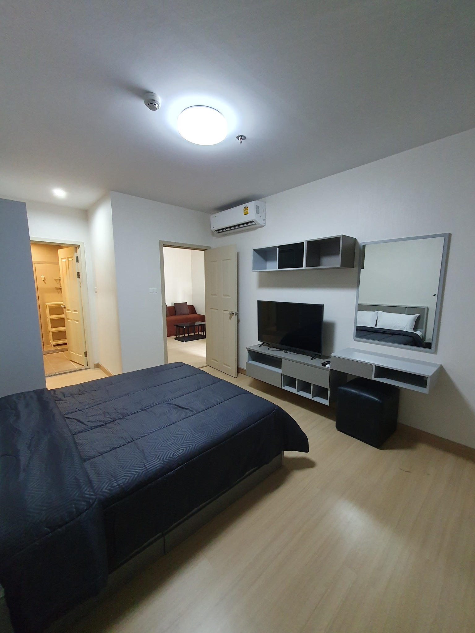 1 Bedroom Condo For Sale in Sam Sen Nok, Huai Khwang, Bangkok - Image 5