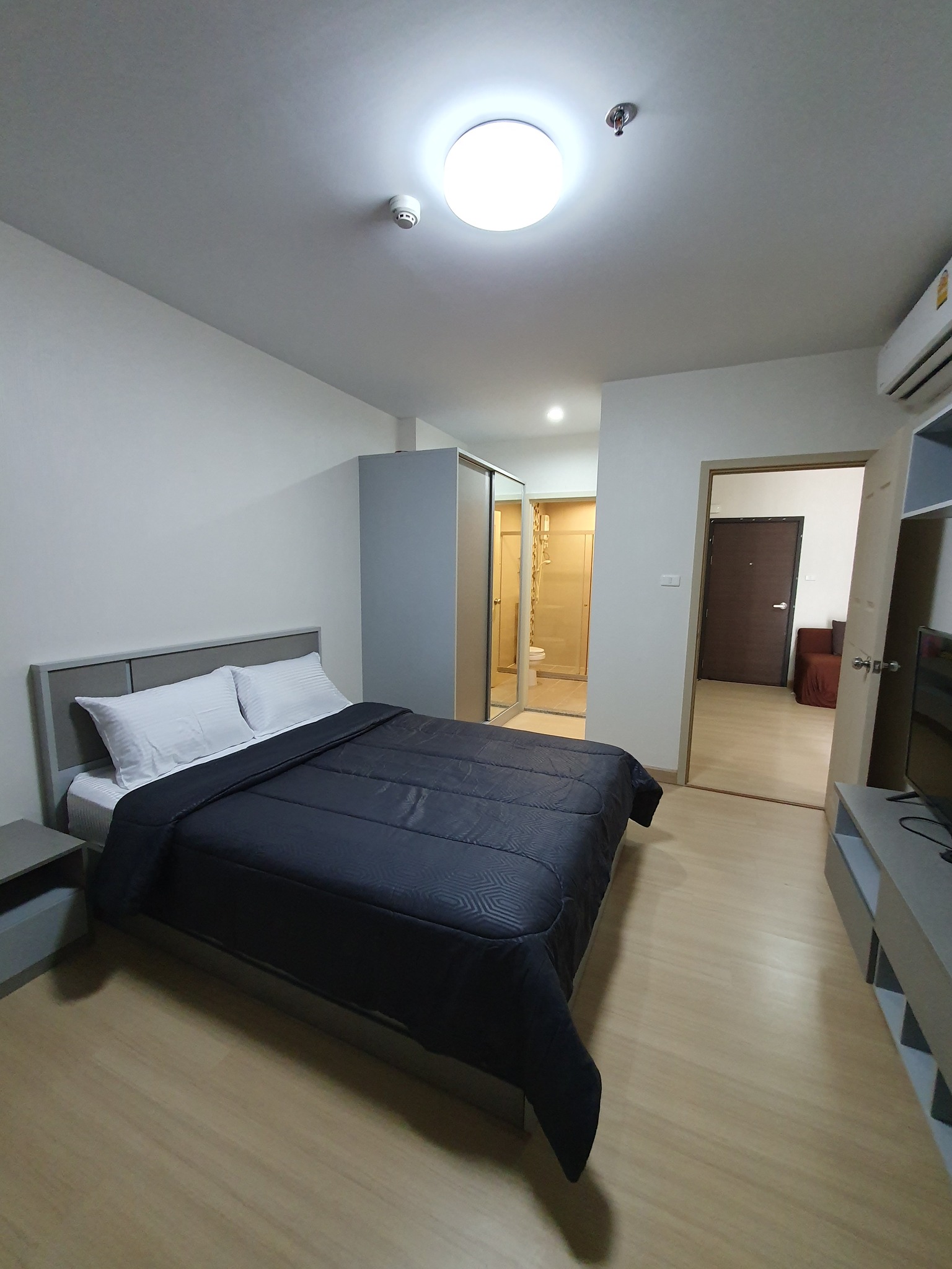 1 Bedroom Condo For Sale in Sam Sen Nok, Huai Khwang, Bangkok - Image 3
