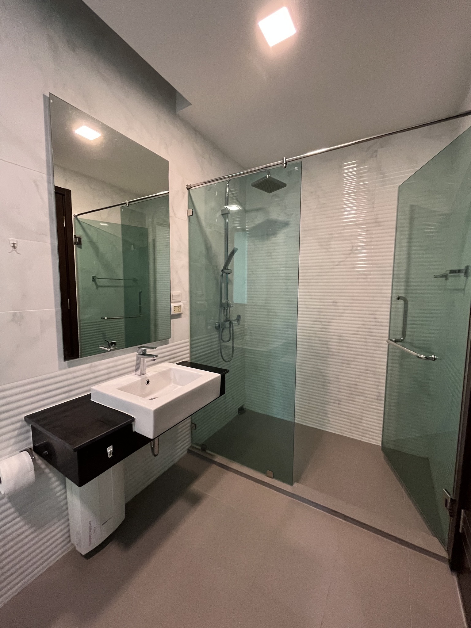 Stylish Condo - Image 10
