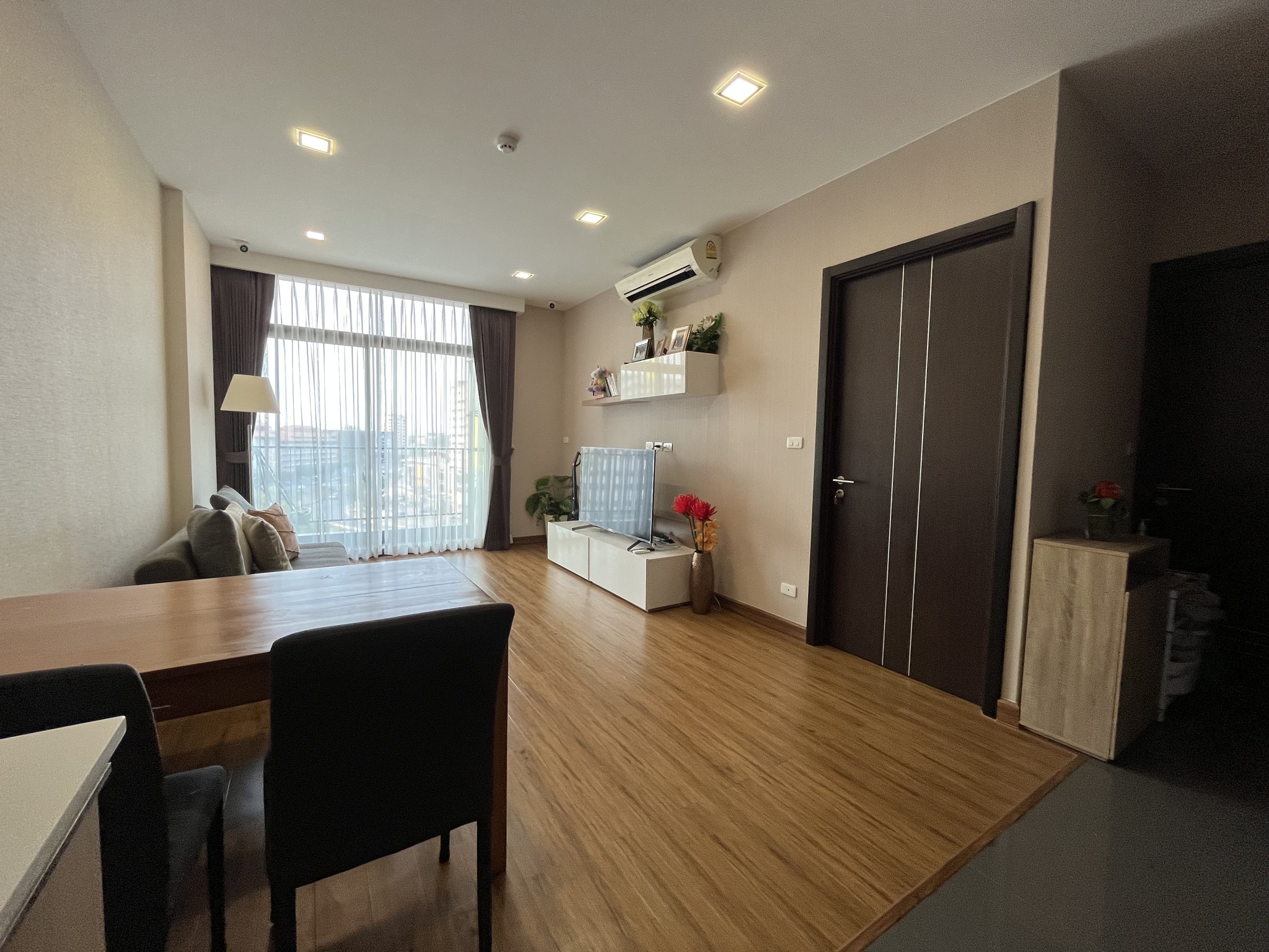 Stylish Condo - Image 2