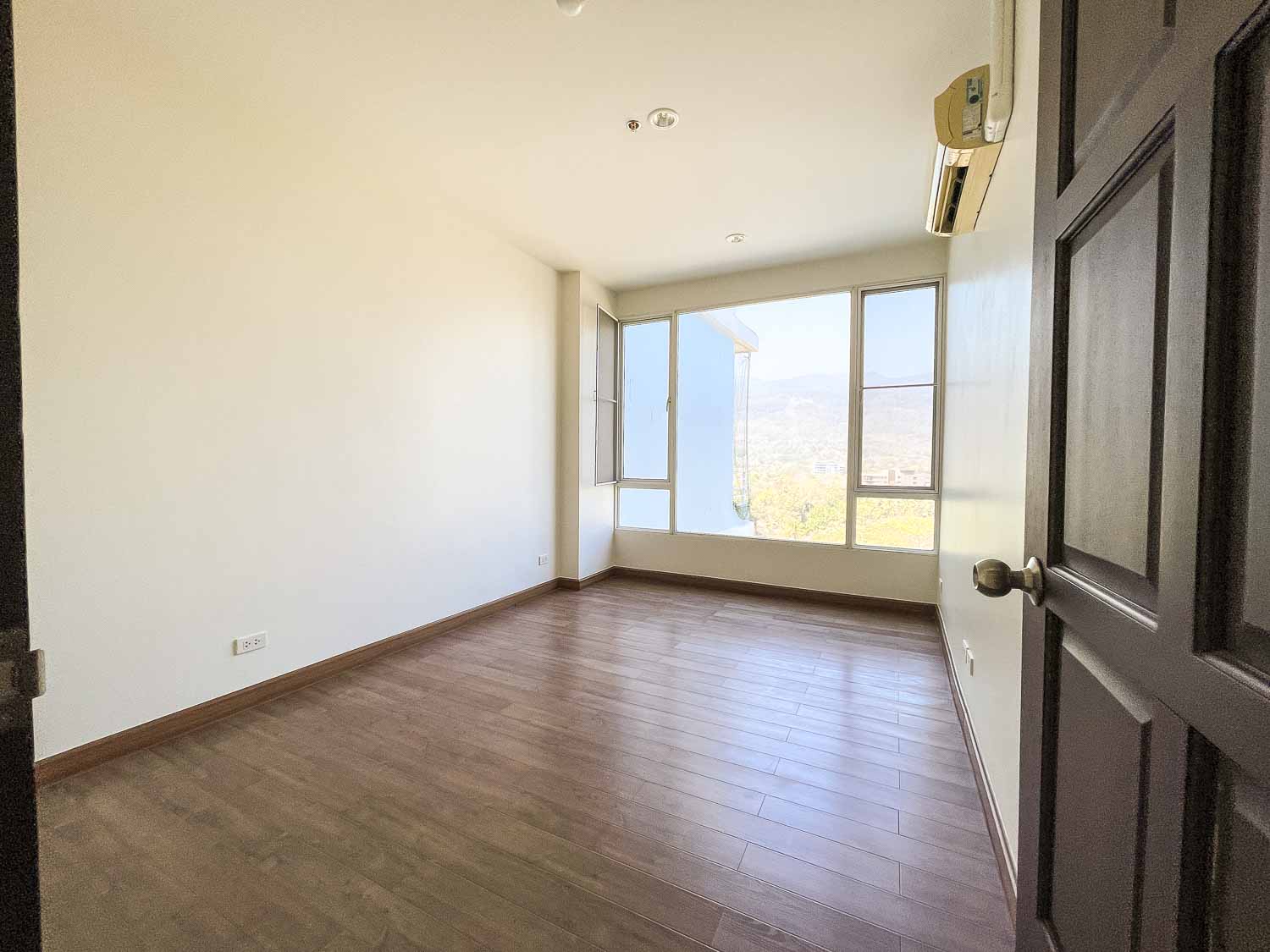 Convention Condo - Image 18