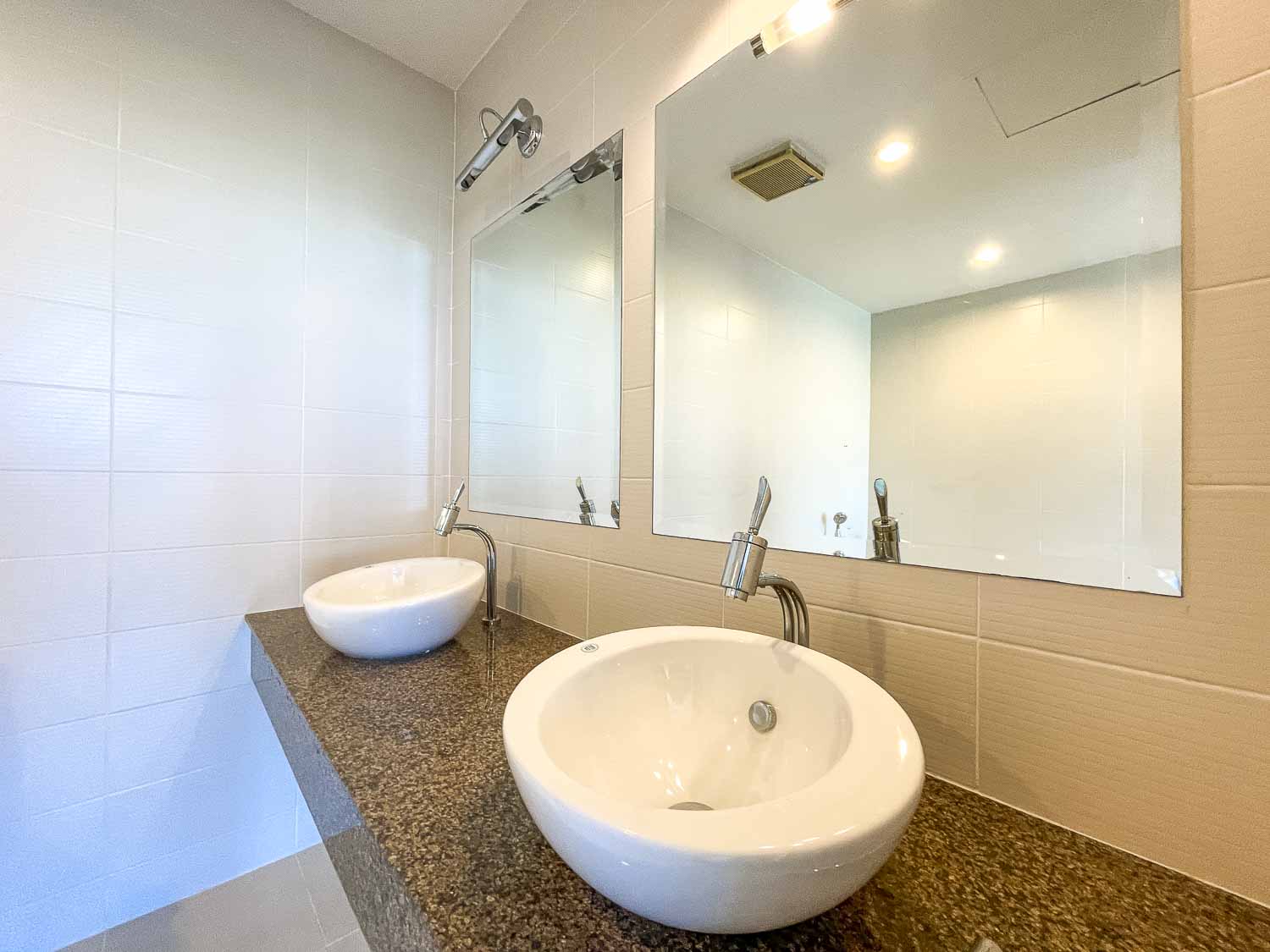 Convention Condo - Image 11