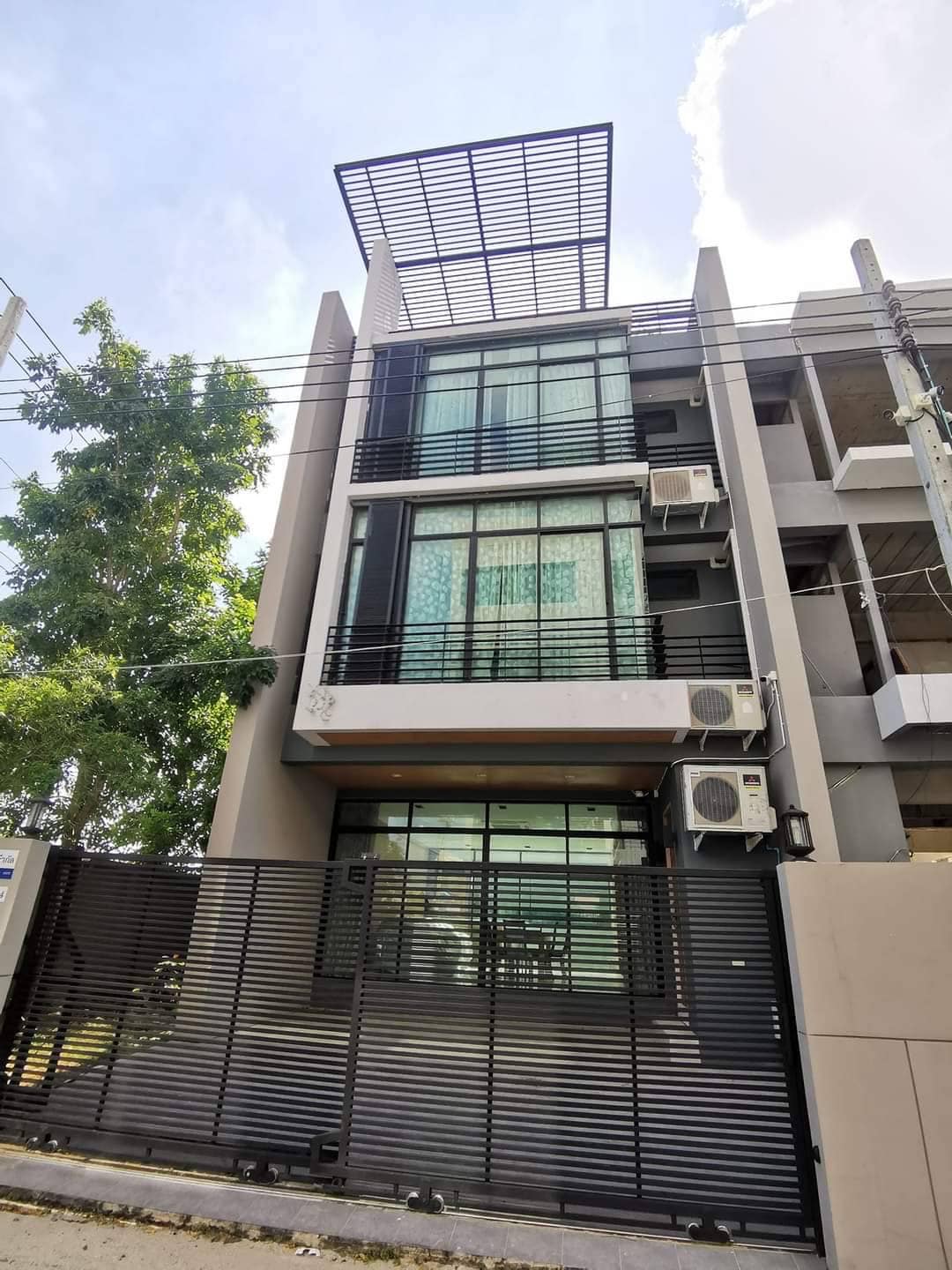 4 Bedroom Townhouse For Rent in Phraeksa, Mueang Samut Prakan, Samut Prakan - Image 1