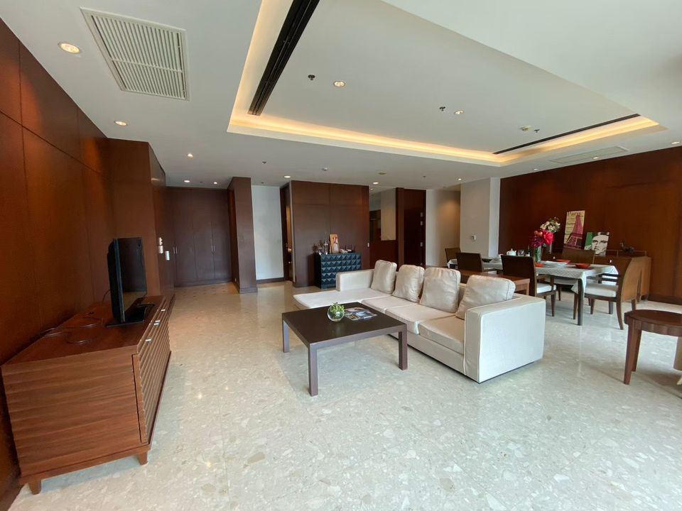 Royal Residence Park - Image 1