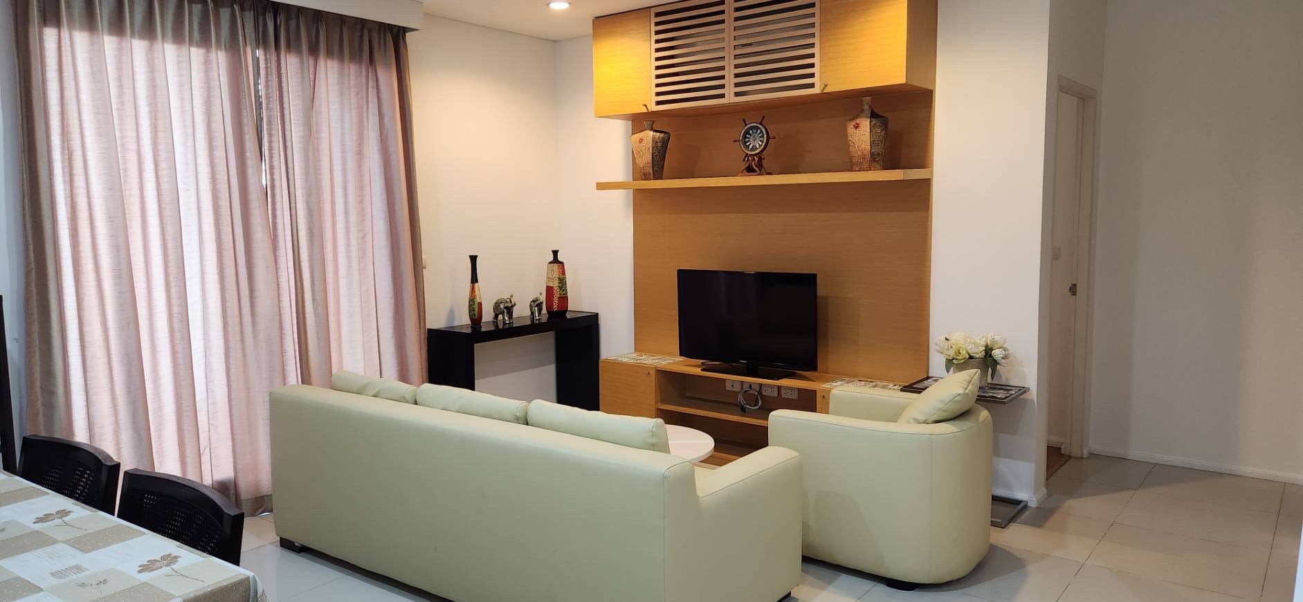 Villa Asoke Condominium - Image 1