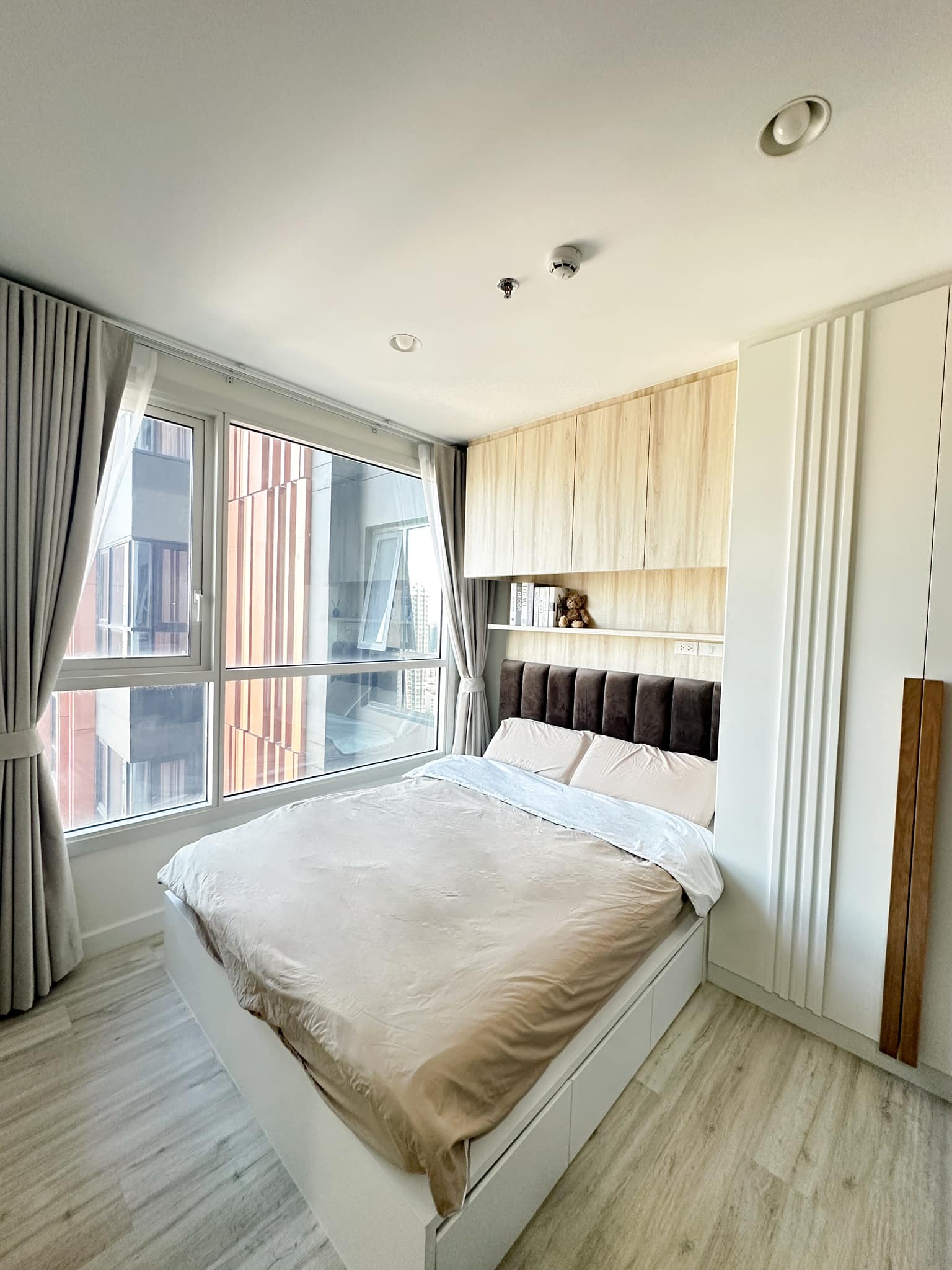 1 Bedroom Condo For Sale in Sam Sen Nok, Huai Khwang, Bangkok - Image 2
