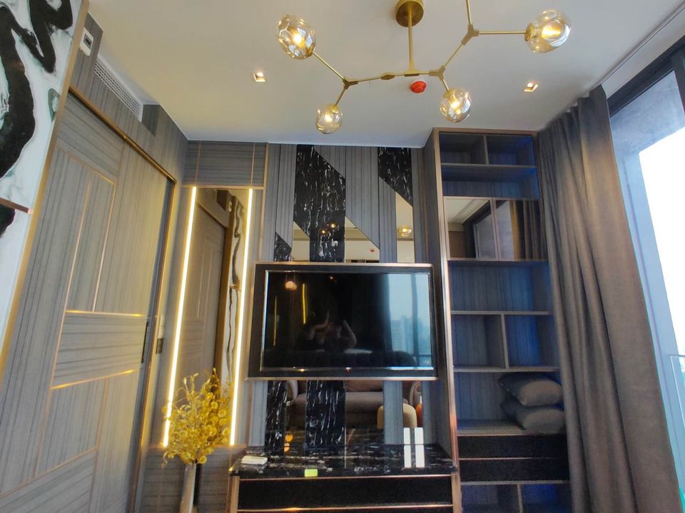Ashton Silom - Image 23