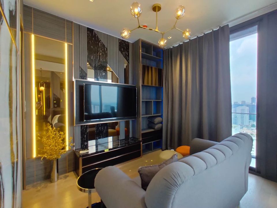 Ashton Silom - Image 12
