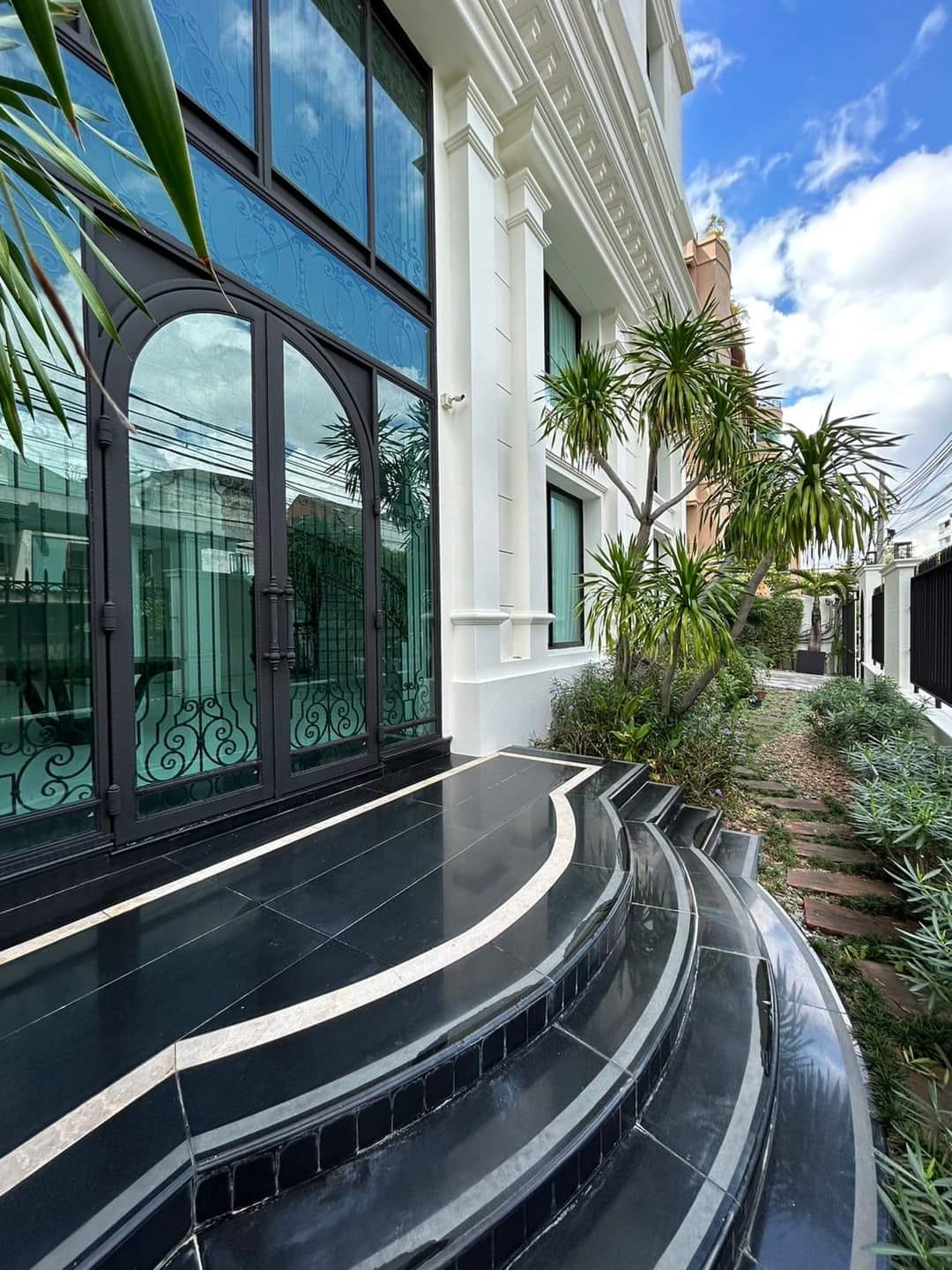 13 Bedroom House For Sale in Khlong Tan Nuea, Vadhana, Bangkok - Image 19