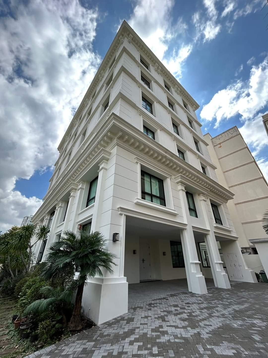 13 Bedroom House For Sale in Khlong Tan Nuea, Vadhana, Bangkok - Image 4