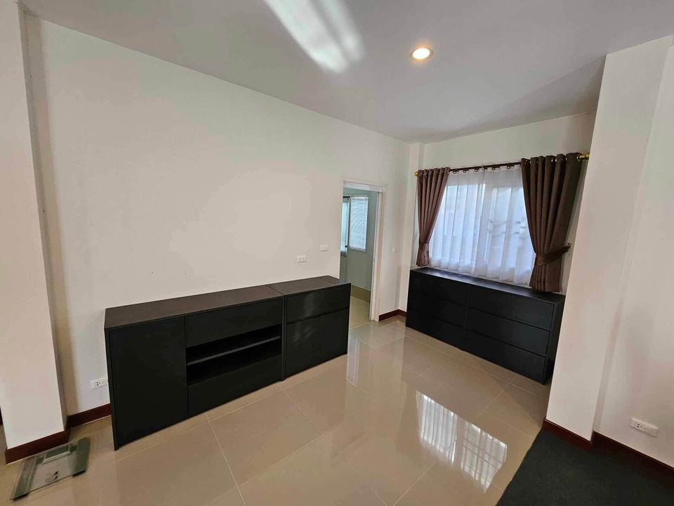 Vararom Charoenmuang - Image 6