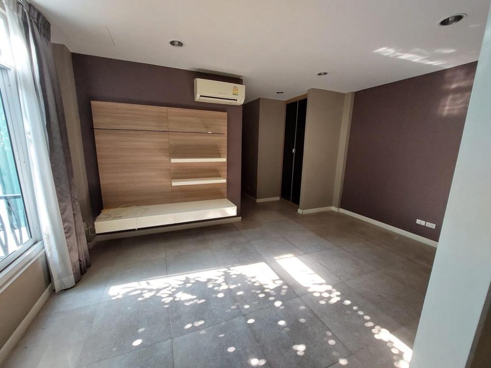 3 Bedroom Townhouse For Sale in Yan Nawa, Sathon, Bangkok - Image 3