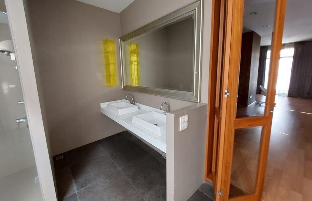 3 Bedroom Townhouse For Sale in Yan Nawa, Sathon, Bangkok - Image 6