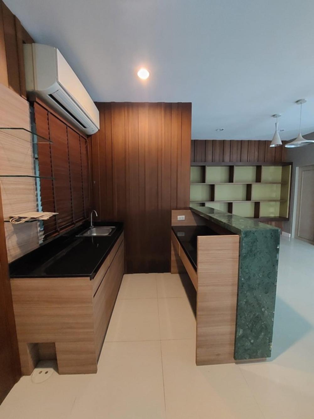 3 Bedroom Townhouse For Sale in Yan Nawa, Sathon, Bangkok - Image 16