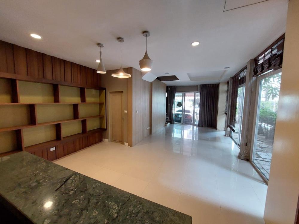 3 Bedroom Townhouse For Sale in Yan Nawa, Sathon, Bangkok - Image 2