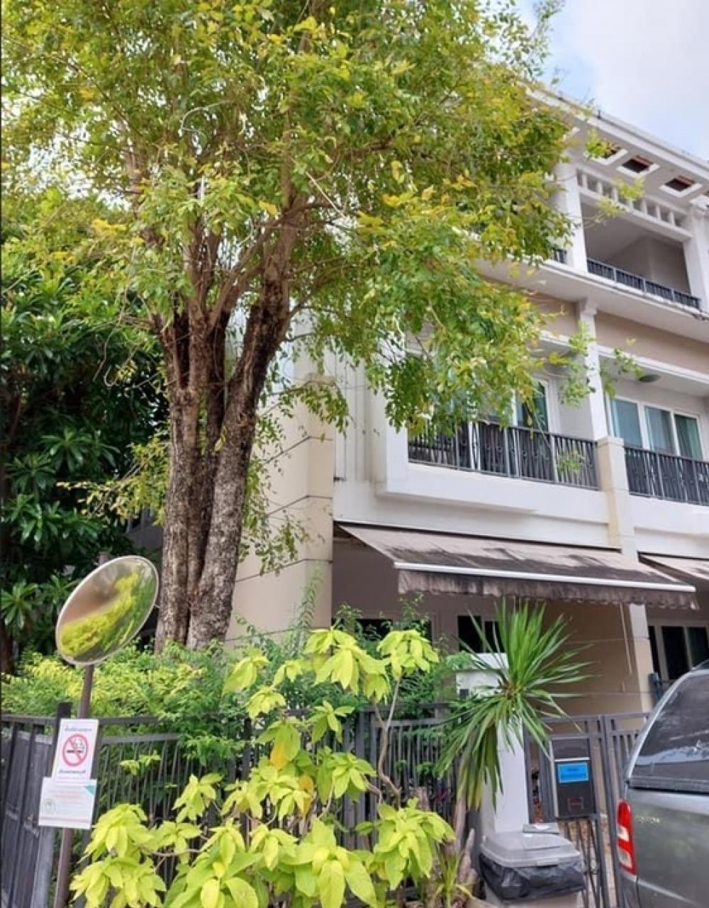 3 Bedroom Townhouse For Sale in Yan Nawa, Sathon, Bangkok - Image 1