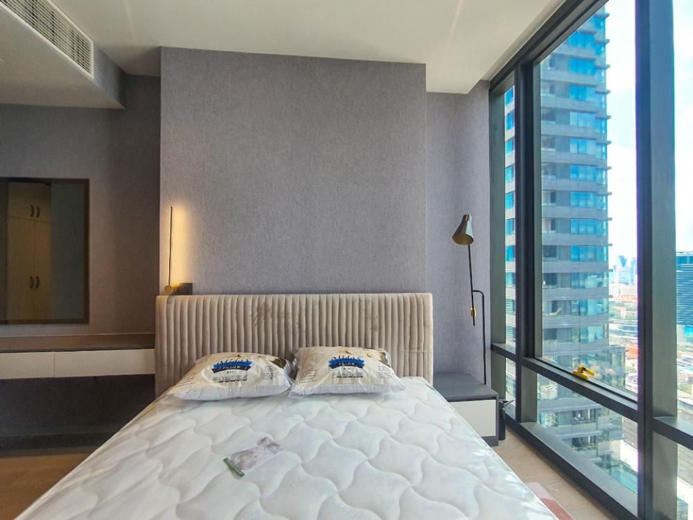 Ashton Silom - Image 8