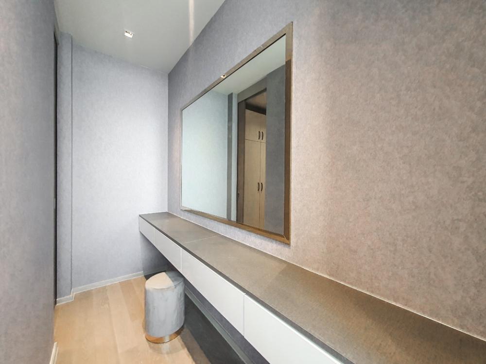 Ashton Silom - Image 7