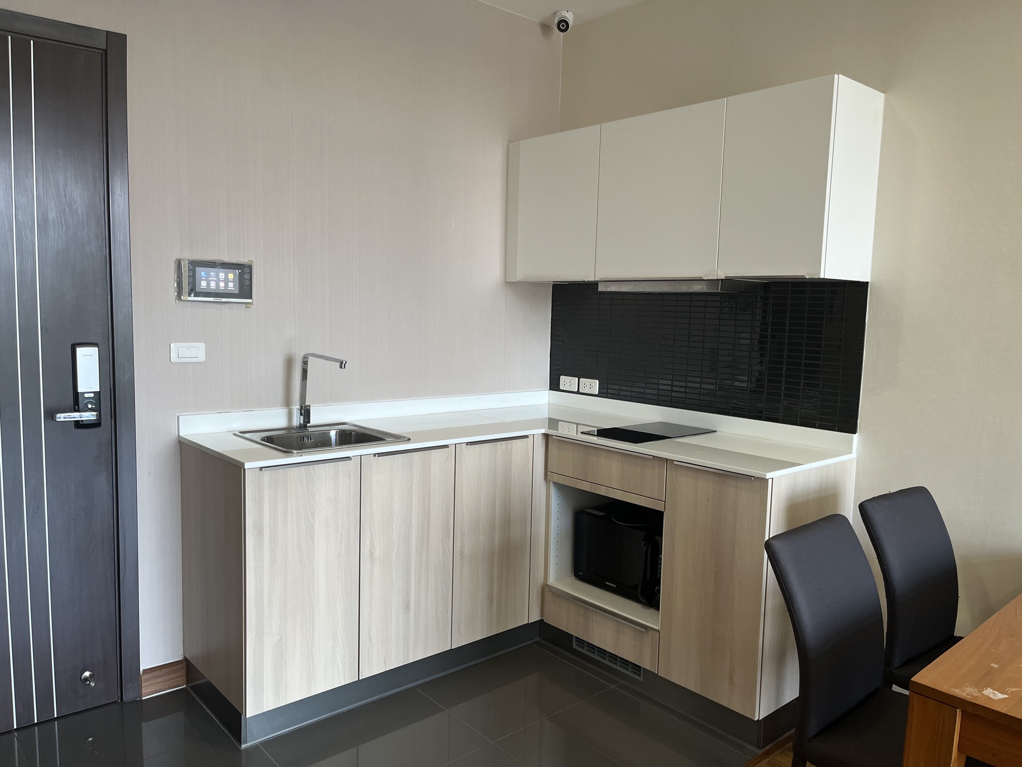 Stylish Condo - Image 6