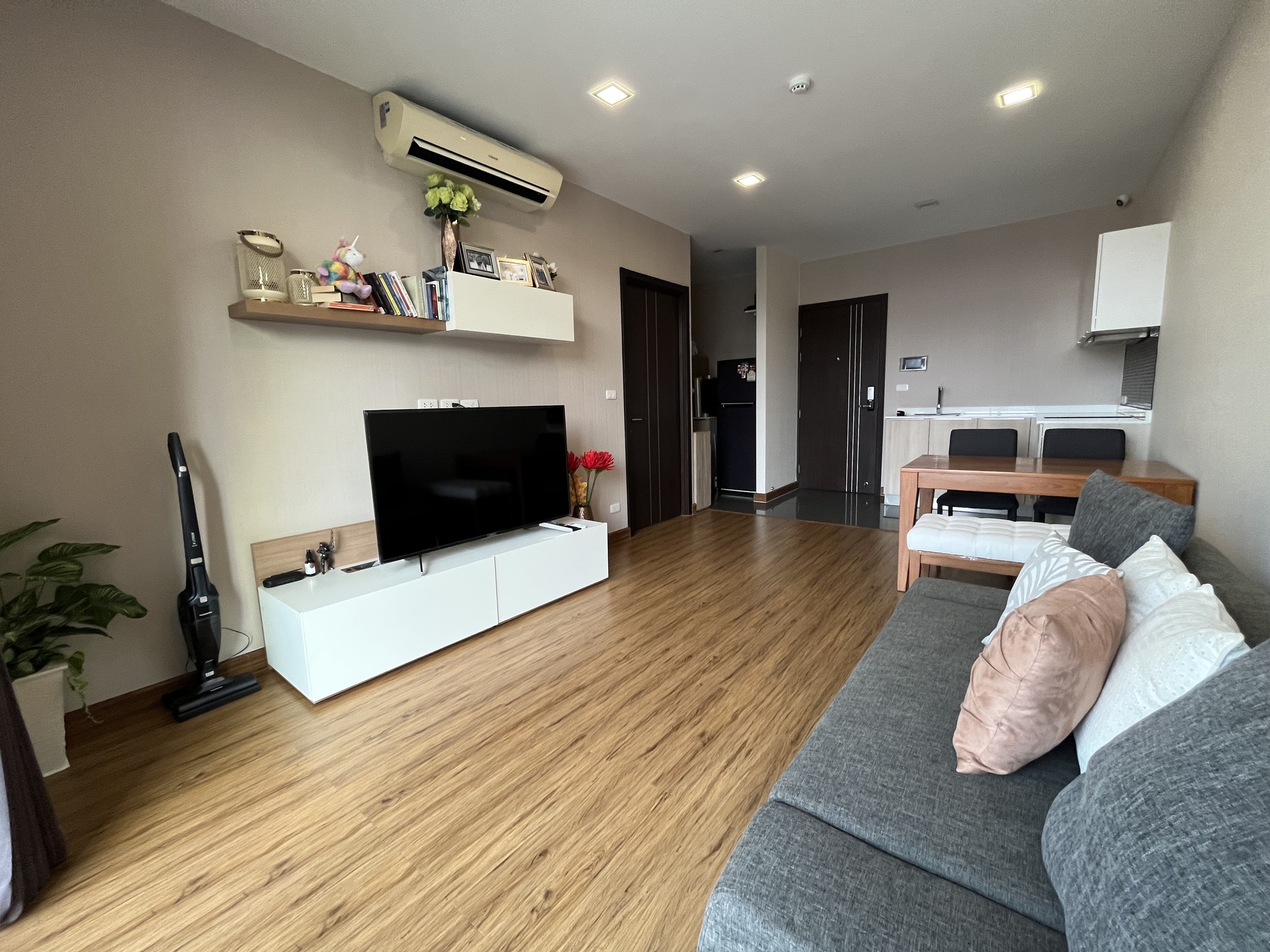 Stylish Condo - Image 2