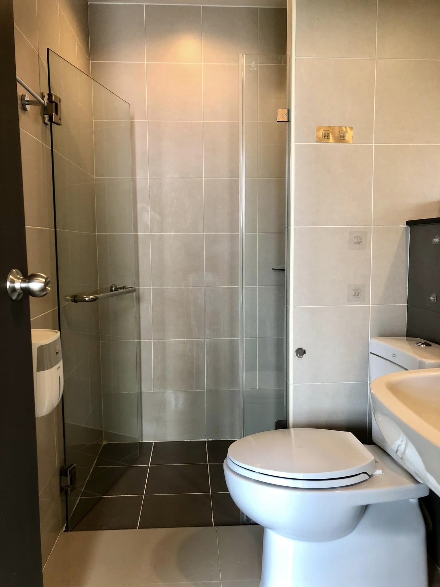 One Plus Nineteen 4 Condominium - Image 4