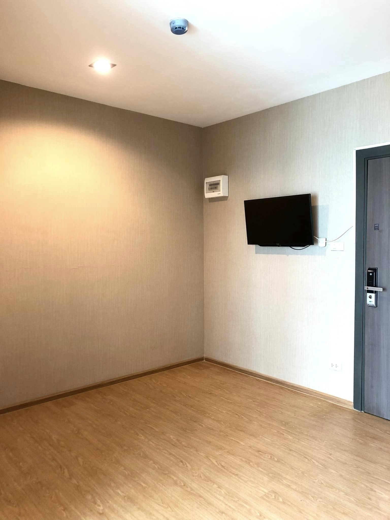 One Plus Nineteen 4 Condominium - Image 3