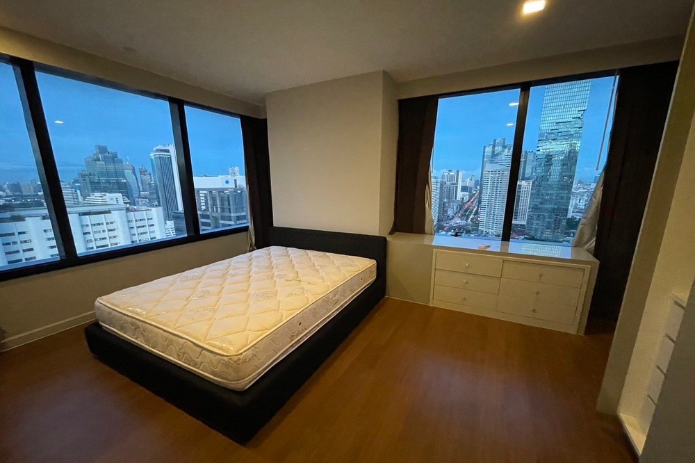 M Silom - Image 7