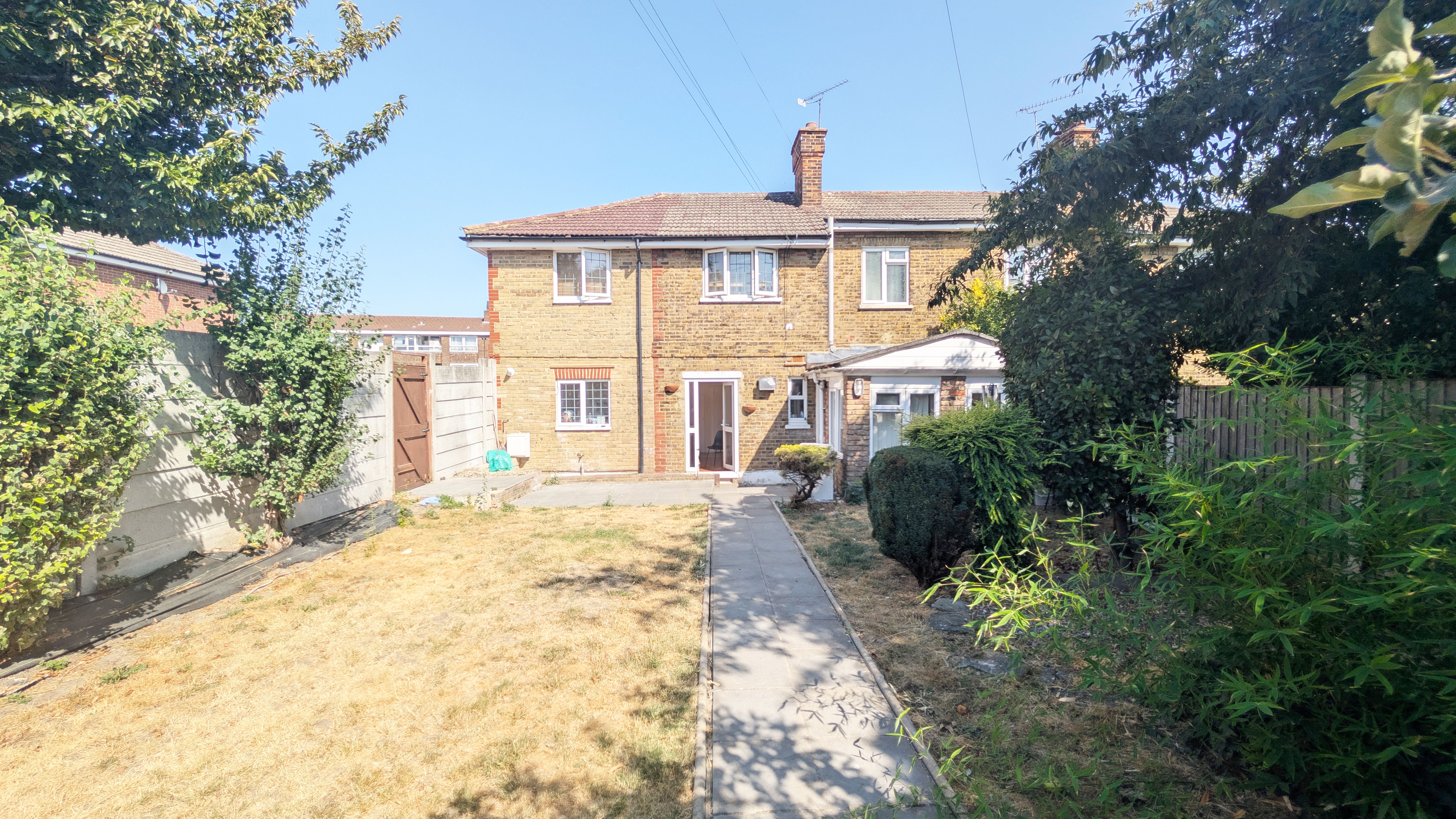 Detached at Fencepiece Road, Ilford, IG6 — photo 2