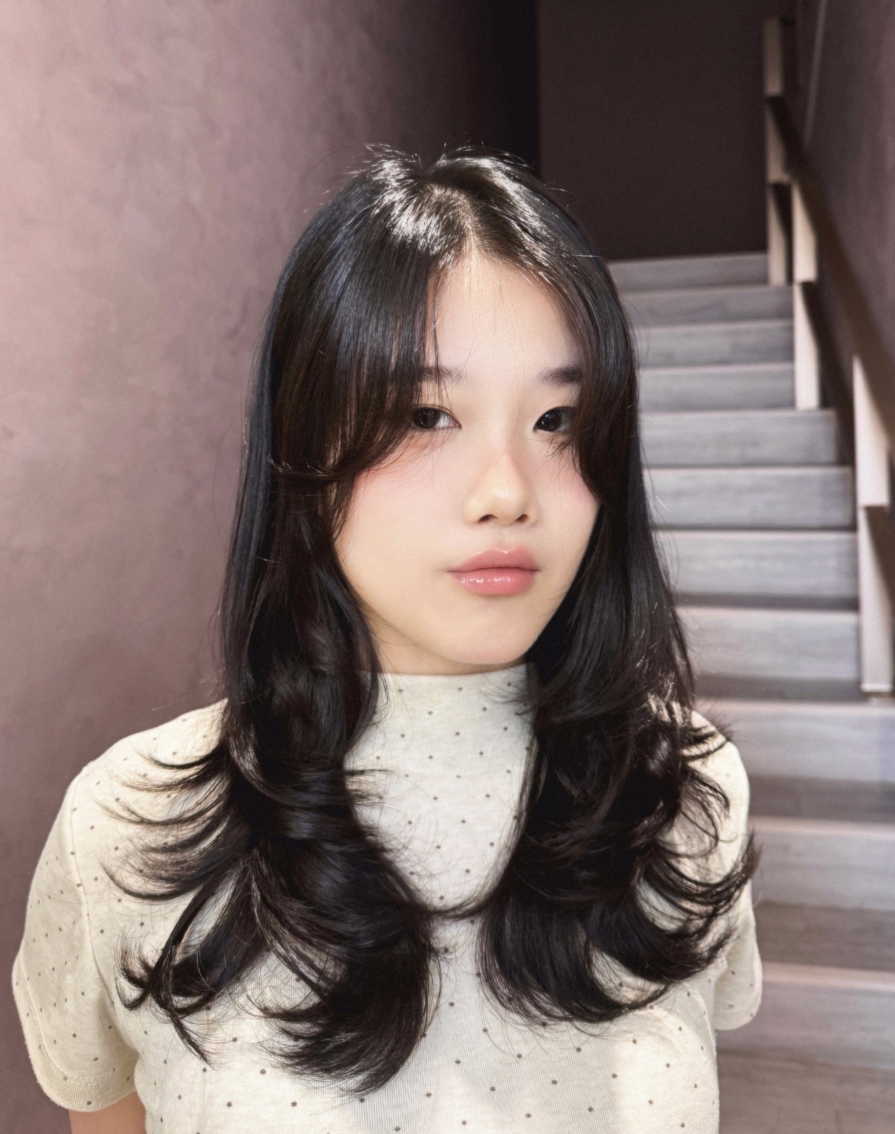 高層次長髮：黑色長髮從臉旁開始一層一層往外翻，線條輕盈