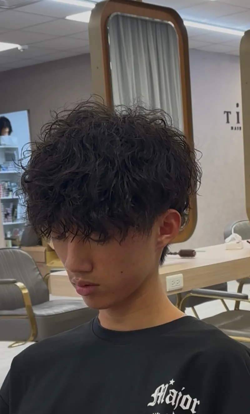 男生羊毛卷燙髮｜黑髮蓬鬆空氣捲瀏海｜Sam｜TiAM 中壢中平店