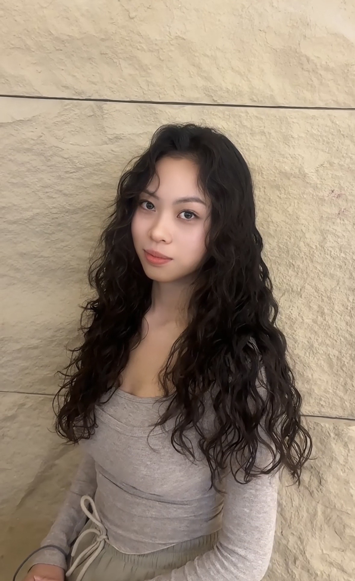 女生長髮羊毛捲：黑棕色長髮從頭頂就燙出細密蓬鬆的小捲