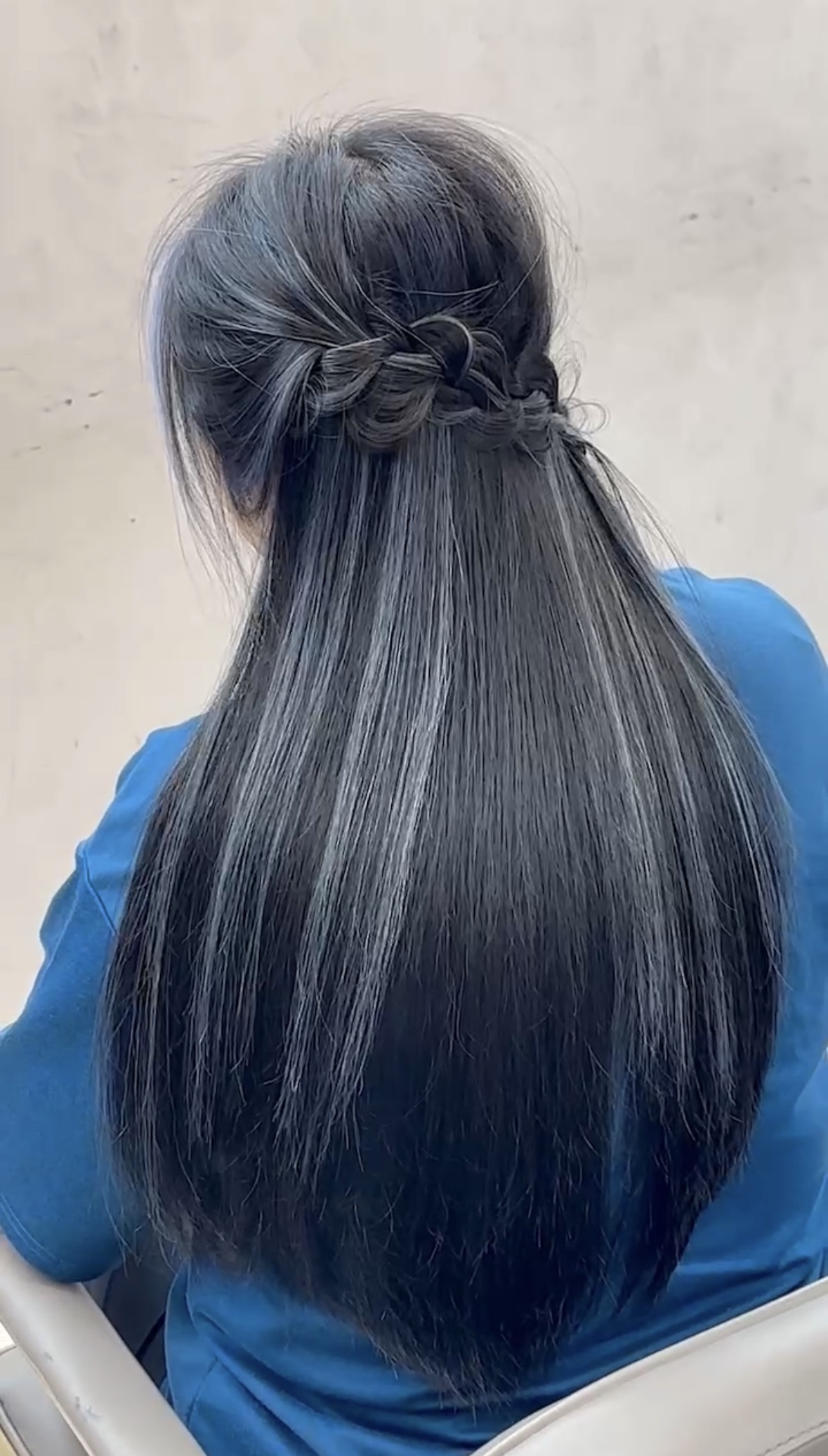 特殊色線條染：深色長直髮背面，霧藍灰色的線條一層一層透出來