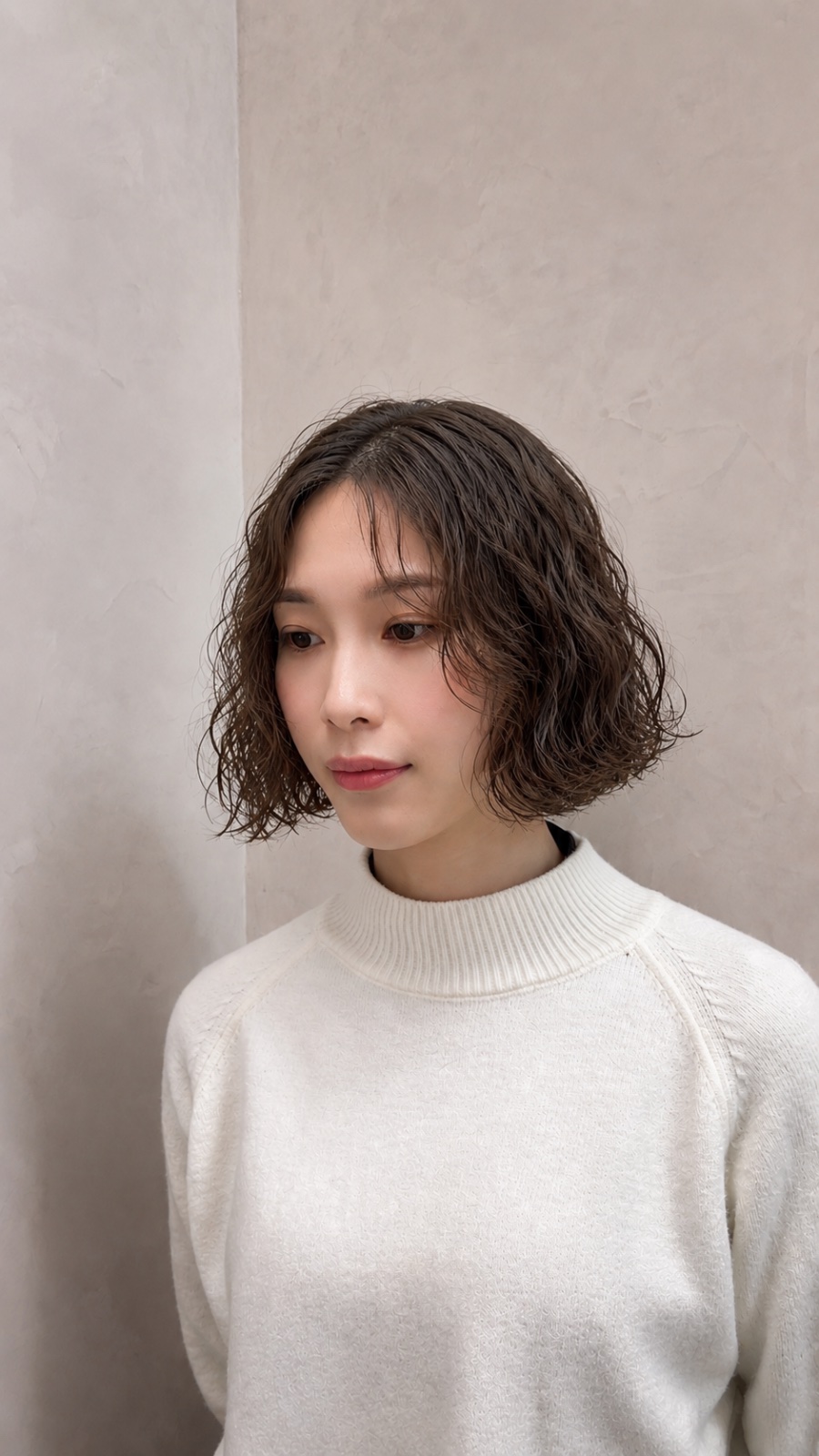 女生復古短捲：黑棕色短髮整頭蓬鬆捲度，捲度繞著臉修飾輪廓