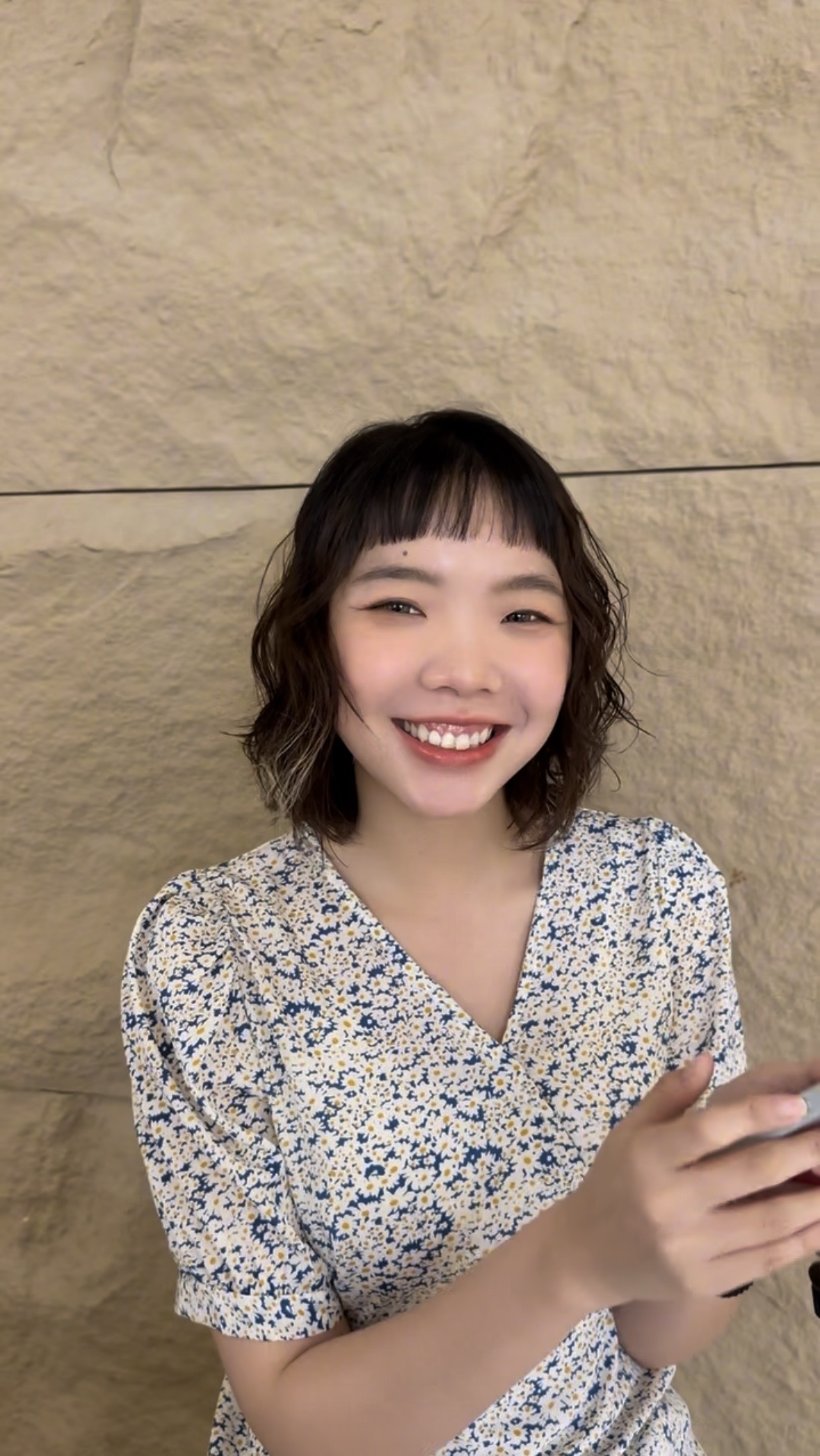 女生短髮羊毛捲：棕色短鮑伯燙出蓬鬆細捲，搭配齊瀏海
