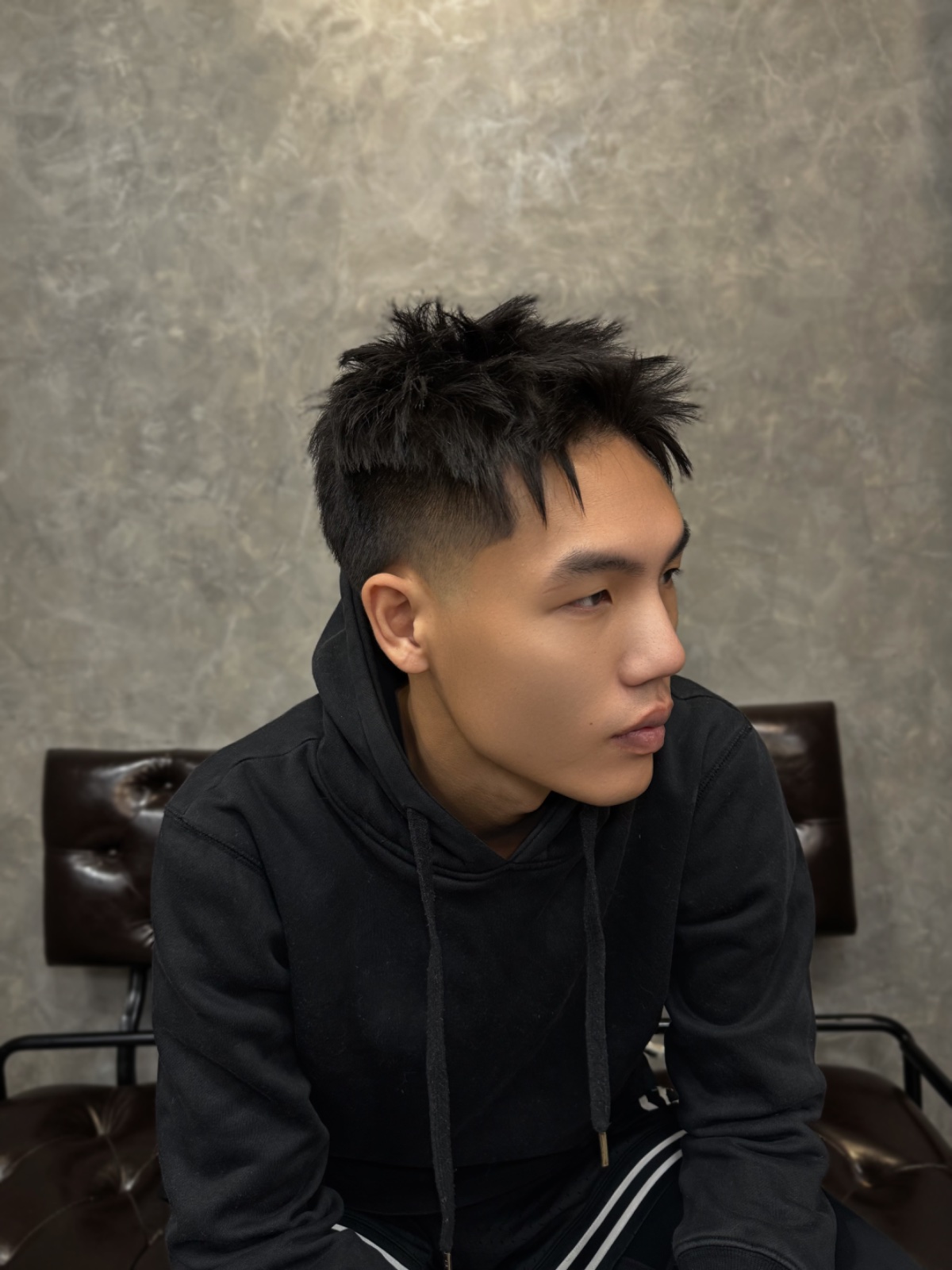 漸層前刺：頭頂抓出一束一束的刺感，兩側漸層推短，側面線條俐落