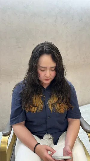 黑色長髮微捲韓系燙｜瀏海高領氣質款｜Zona｜TiAM 中壢中平店 2