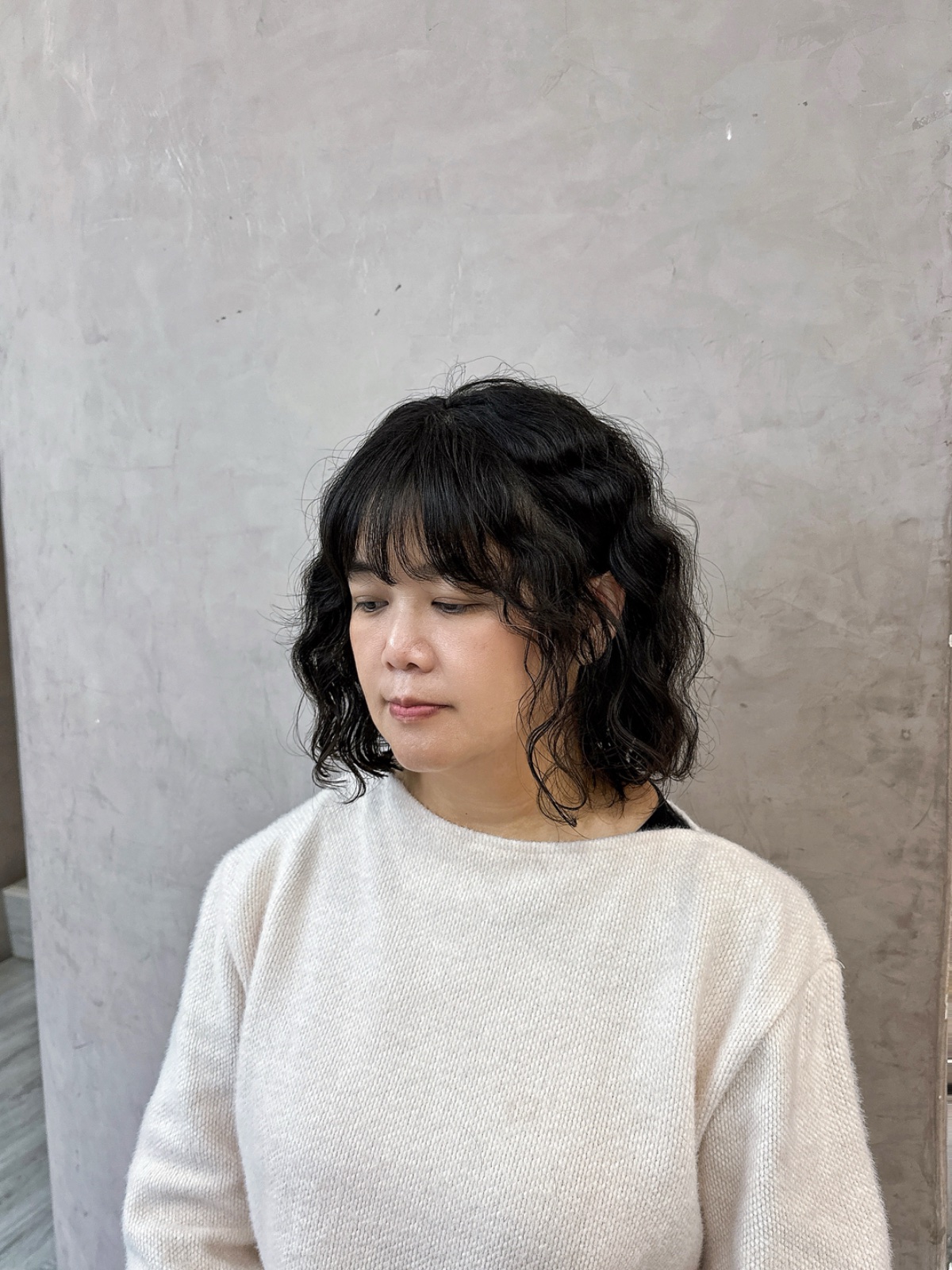 女生短髮羊毛捲：黑棕色短髮配瀏海，捲度蓬鬆柔軟