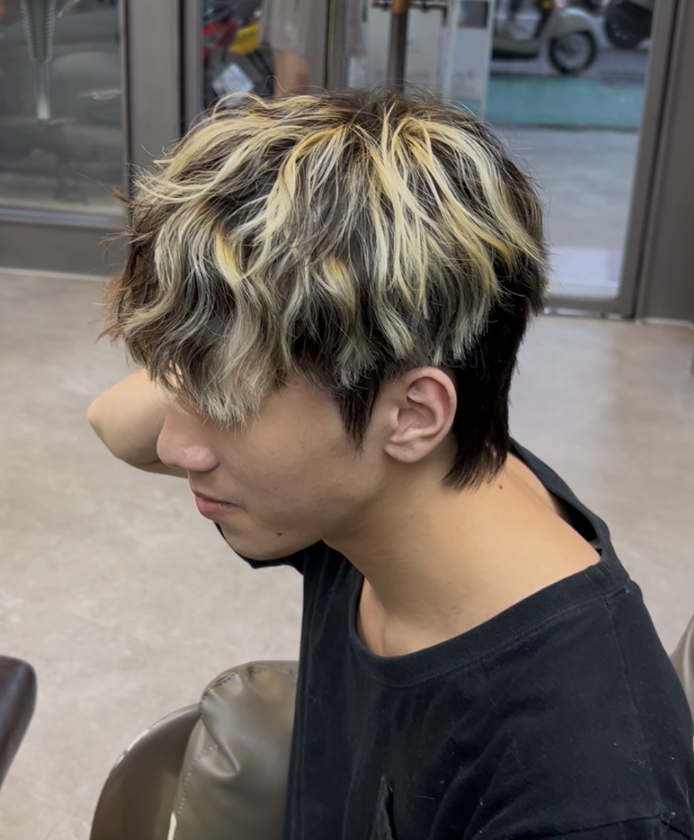 男生狼尾燙：後頸留長搭配紋理捲度的中長髮造型