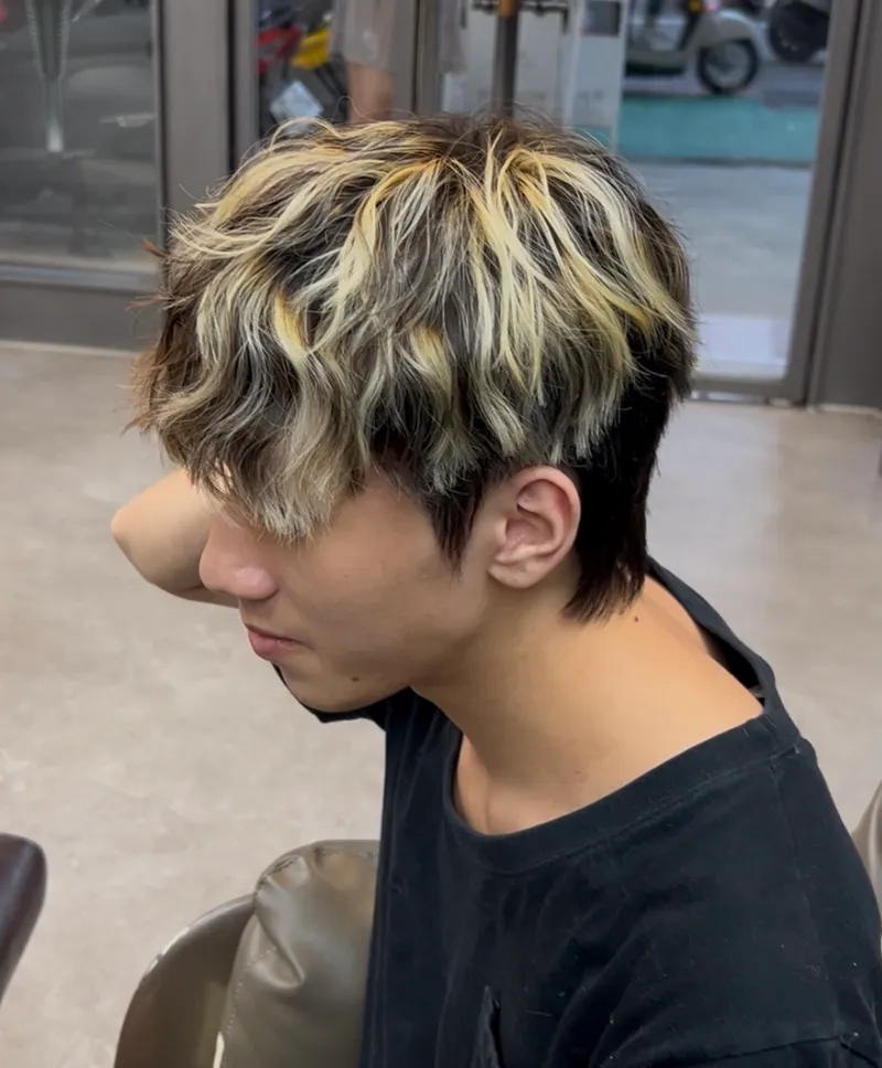 男生漂染狼剪｜亮金紋理燙中長髮｜繁豪｜TiAM 中壢延平店