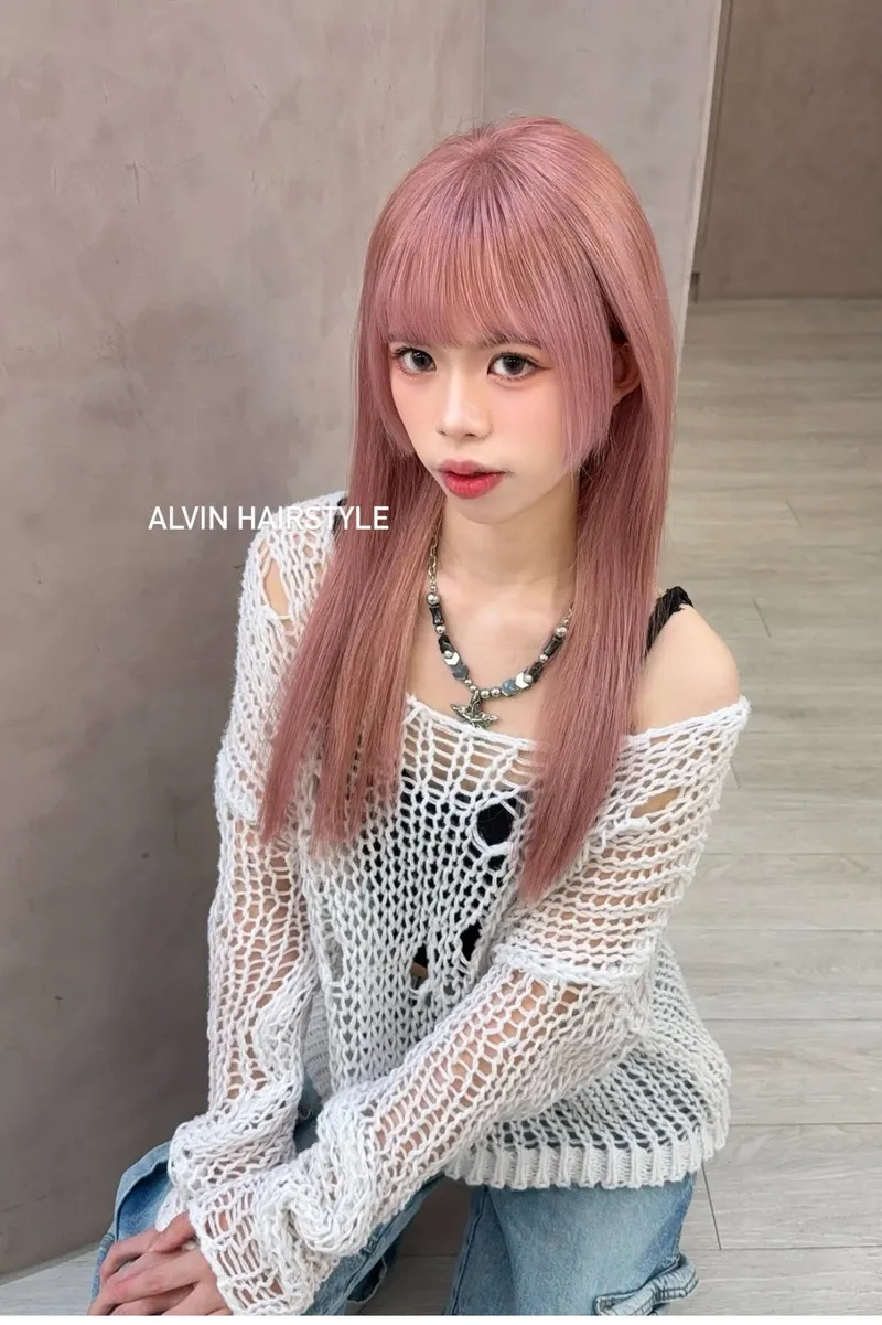中壢漂髮設計粉霧色｜齊瀏海粉色長髮｜Alvin 玟玟（療癒係髮型師）｜TiAM 中壢中平店