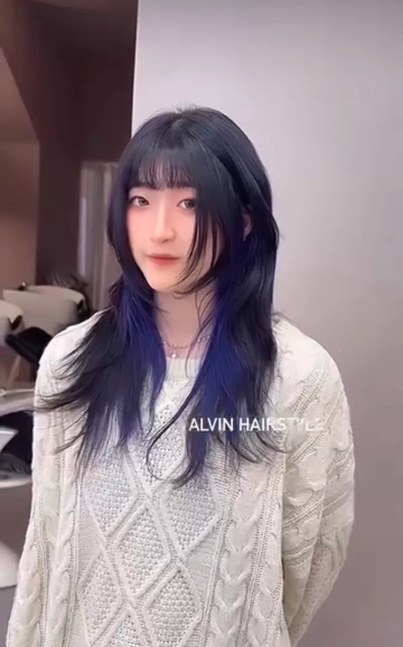 中壢漂髮設計內層藍｜黑藍漸層長直髮｜Alvin 玟玟（療癒係髮型師）｜TiAM 中壢中平店
