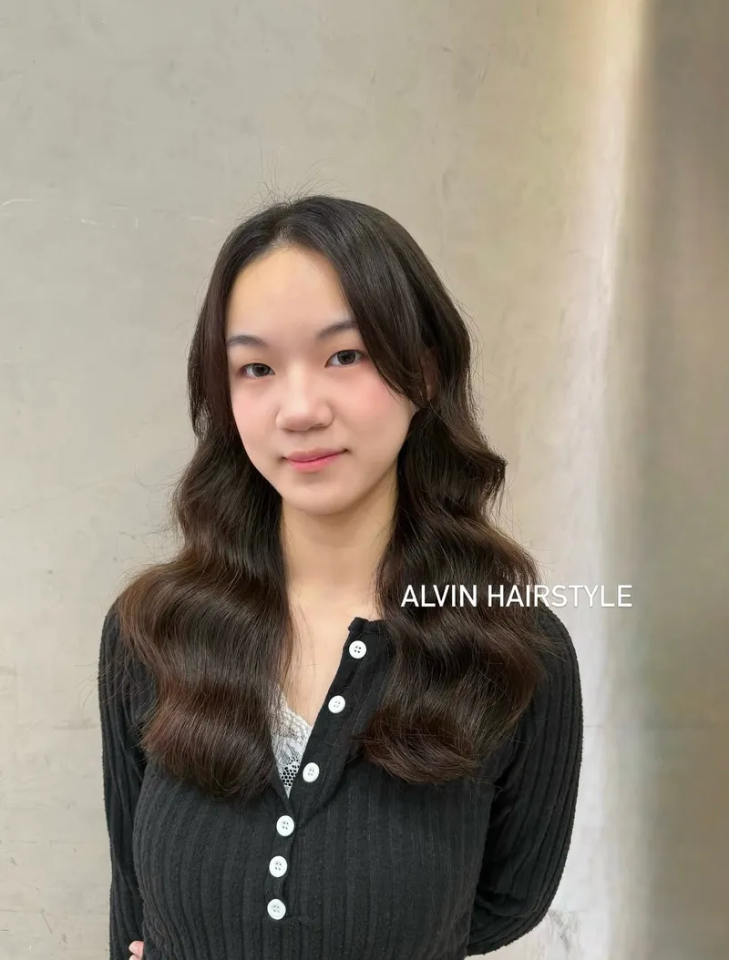 中壢韓式燙髮水波紋｜深棕微捲及胸長髮｜Alvin 玟玟（療癒係髮型師）｜TiAM 中壢中平店