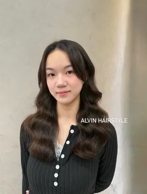 中壢韓式燙髮水波紋｜深棕微捲及胸長髮｜Alvin 玟玟（療癒係髮型師）｜TiAM 中壢中平店 1