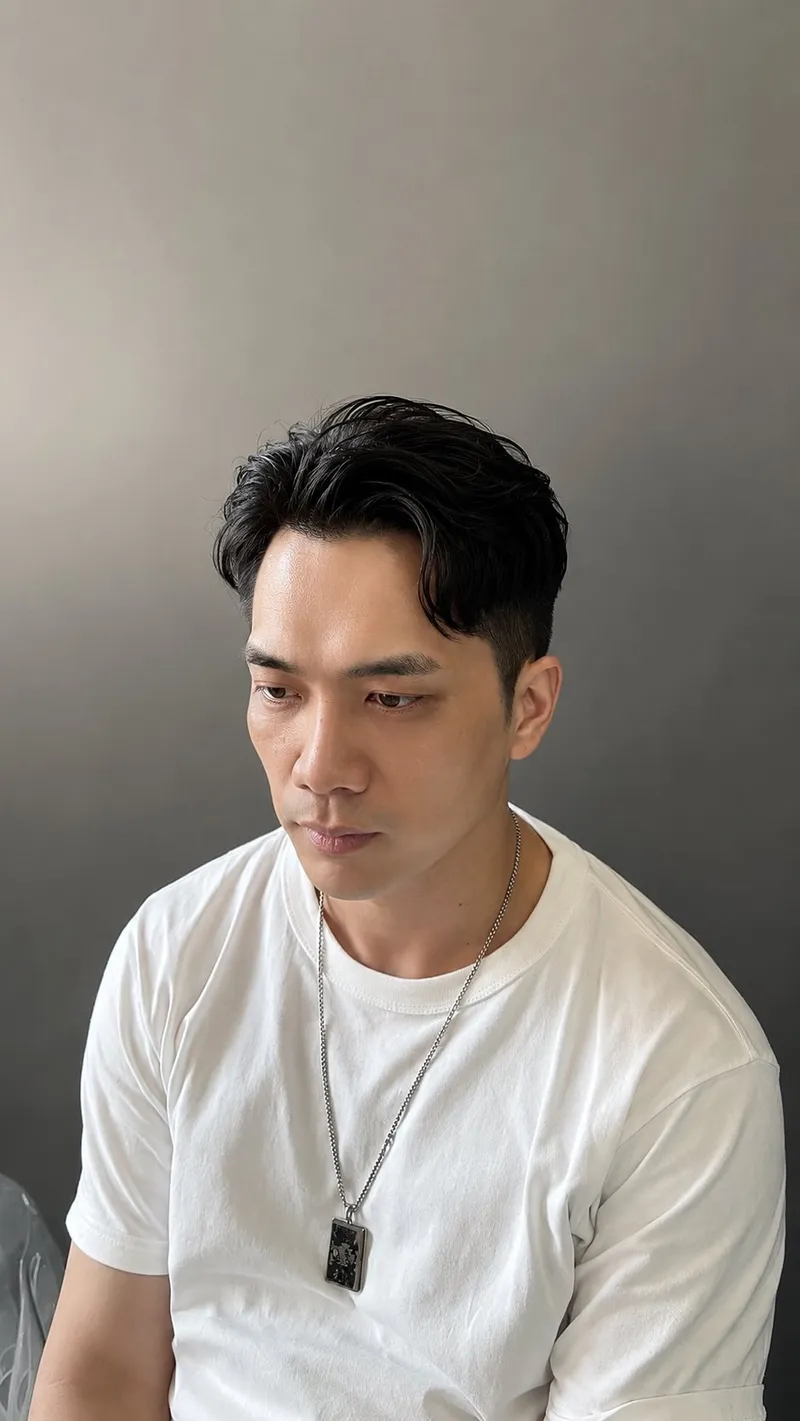 中壢男生燙髮｜黑髮側分微捲兩側漸層｜Ann安安真心為你好｜TiAM 中壢延平店