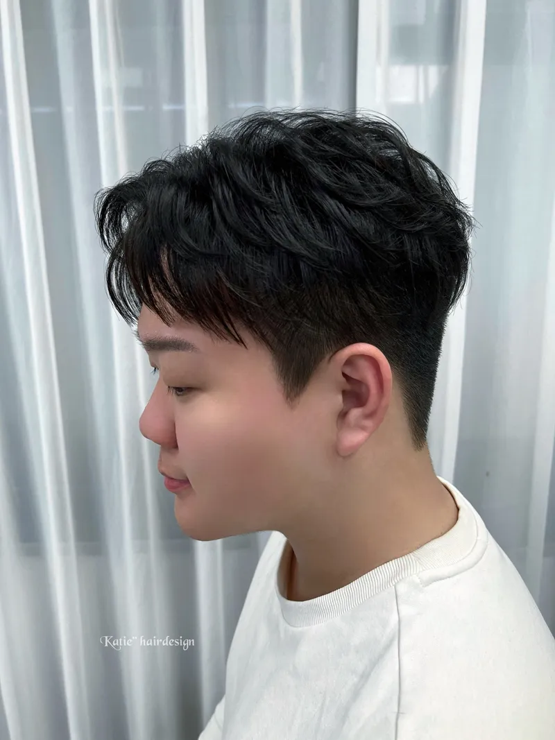 男生韓系紋理燙短髮｜黑髮俐落空氣感｜Katie 凱蒂｜TiAM 中壢中平店