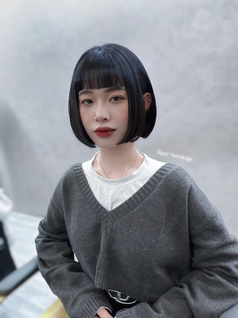 法式短鮑伯｜黑色齊瀏海內彎短髮｜Katie 凱蒂｜TiAM 中壢中平店
